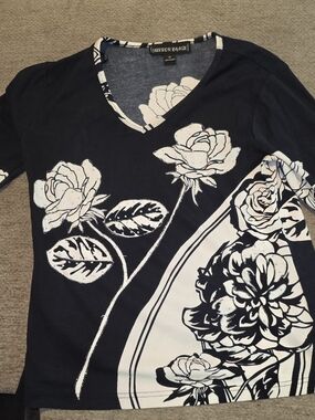 Mirror Image Black and White Floral V-Neck Top Medium